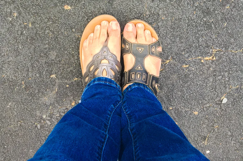 missmatched_shoes_color
